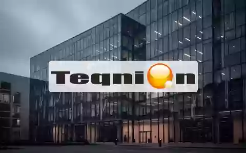 Abstraktes, atmosphärisches Foto eines modernen Bürogebäudes in kühlem, gedämpftem Licht als Symbol für die Marktlage. - Foto: über boerse-global.de