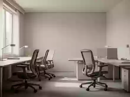 Ein minimalistisch gestalteter, ruhiger Büroraum mit ergonomischen Möbeln und hellem Tageslicht, das eine entspannte Arbeitsatmosphäre vermittelt. - Foto: über boerse-global.de