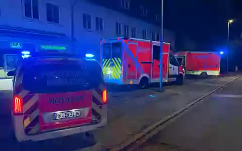 FW-MK: Wohnungsbrand in Hennen - Feuerwehr rettet Bewohnerin über tragbare Leiter - Foto: presseportal.de