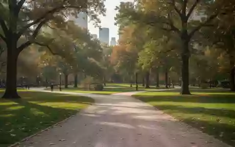 Ein sonniger, leerer Park mit einem geschwungenen Kiesweg und grünen Bäumen im Stadtgebiet. - Foto: über boerse-global.de