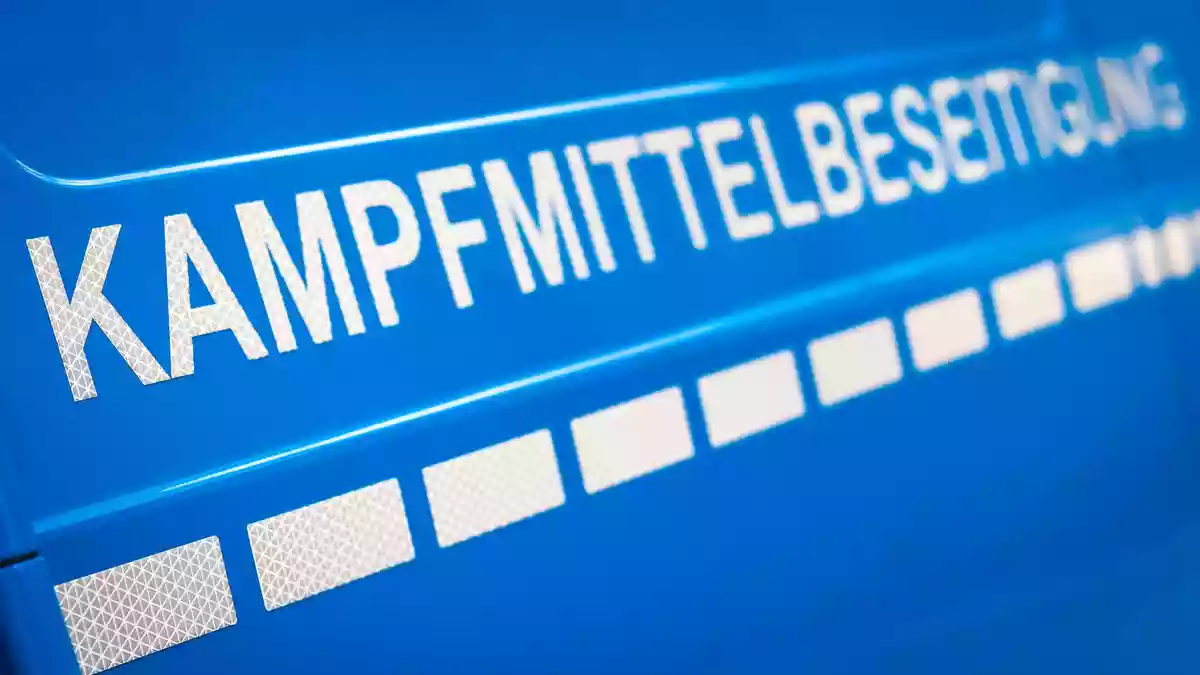 Spezialisten des Kampfmittelbeseitigungsdienstes werden am Abend die Weltkriegsbombe entschärfen. (Symbolbild) - Bild: Moritz Frankenberg/dpa