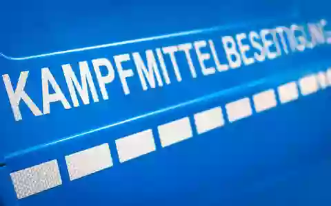 Spezialisten des Kampfmittelbeseitigungsdienstes werden am Abend die Weltkriegsbombe entschärfen. (Symbolbild) - Foto: Moritz Frankenberg/dpa