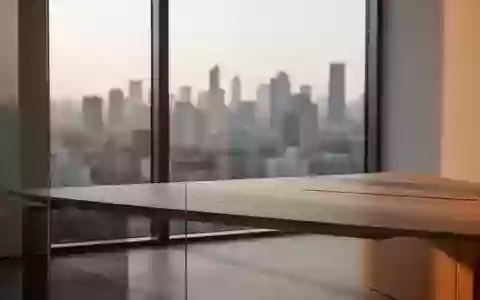 Ein minimalistischer Arbeitsbereich mit einem leeren Holztisch vor einem großen Fenster mit Blick auf eine Skyline. - Foto: über boerse-global.de