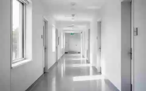 Ein heller, moderner Flur in einer Arztpraxis mit Tageslichteinfall und minimalistischer Architektur. - Foto: über boerse-global.de