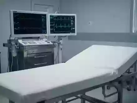 Ein steriler, leerer Untersuchungsraum in einer Klinik mit einem ausgeschalteten Herzfrequenzmonitor im Hintergrund. - Foto: über boerse-global.de