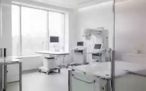 Ein minimalistischer, heller medizinischer Untersuchungsraum mit Fokus auf eine ruhige, professionelle Atmosphäre. - Foto: über boerse-global.de