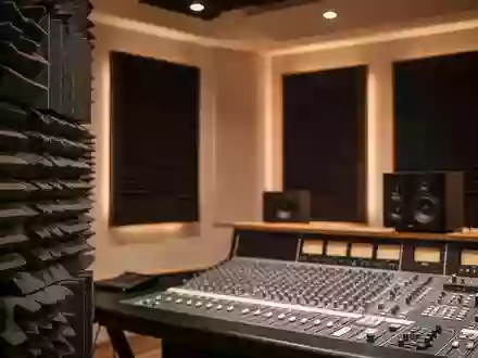 Ein professionelles Tonstudio mit akustischen Wandpaneelen in einer gedimmten, ruhigen Atmosphäre. - Foto: über boerse-global.de
