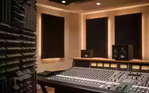 Ein professionelles Tonstudio mit akustischen Wandpaneelen in einer gedimmten, ruhigen Atmosphäre. - Foto: über boerse-global.de