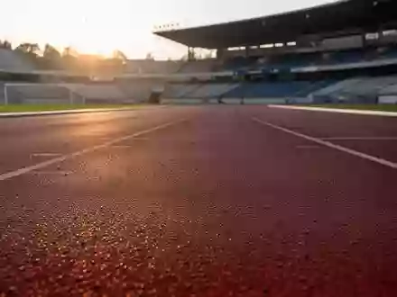 Nahaufnahme einer leeren Sportplatz-Laufbahn bei Morgenlicht zur Veranschaulichung des Schnellkrafttrainings. - Foto: über boerse-global.de