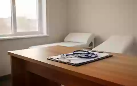 Ein minimalistisch eingerichtetes ärztliches Behandlungszimmer mit einem Stethoskop auf einer Patientenakte. - Foto: über boerse-global.de