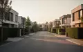 Eine ruhige Wohnstraße mit modernen Einfamilienhäusern bei Sonnenuntergang. - Foto: über boerse-global.de