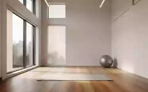 Ein heller, minimalistischer Therapieraum mit Holzboden und Sportmatten in einer modernen medizinischen Einrichtung. - Foto: über boerse-global.de