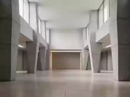 Minimalistische, moderne Architektur mit geometrischen Betonpfeilern und diffusem Tageslicht in einem leeren Raum. - Foto: über boerse-global.de