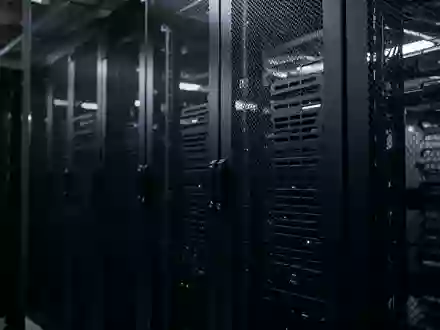 Dunkle, schattenhafte Server-Racks in einem modernen Rechenzentrum als Symbol für automatisierte Cyber-Infrastrukturen. - Foto: über boerse-global.de