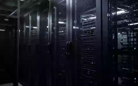 Dunkle, schattenhafte Server-Racks in einem modernen Rechenzentrum als Symbol für automatisierte Cyber-Infrastrukturen. - Foto: über boerse-global.de