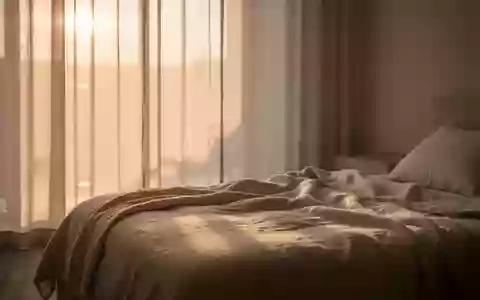 Ein minimalistisches, ruhiges Schlafzimmer bei Sonnenaufgang mit weichem, natürlichem Licht, das durch einen leichten Vorhang fällt. - Foto: über boerse-global.de