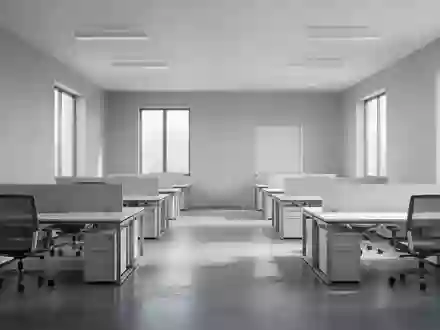 Ein minimalistisch gestalteter, heller Büroraum mit leeren Schreibtischen und natürlichem Tageslicht. - Foto: über boerse-global.de