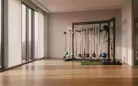 Ein minimalistischer, moderner Fitnessraum mit natürlichem Lichteinfall und Sportgeräten im Hintergrund. - Foto: über boerse-global.de