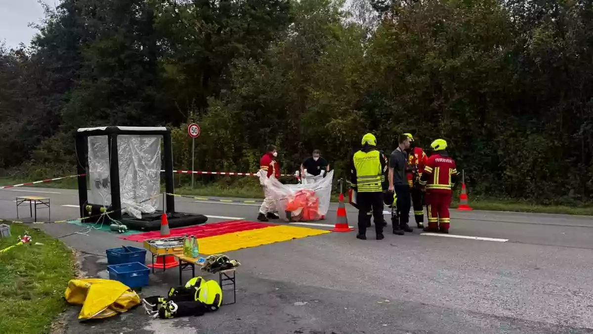 FW Wathlingen: Behälter mit unbekanntem Stoff im Wald aufgefunden - Gefahrguteinsatz der Feuerwehr - Bild: presseportal.de