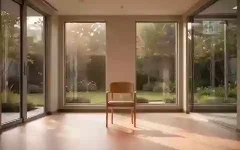 Ein heller, minimalistischer Therapieraum mit einem leeren Holzstuhl und Blick in einen ruhigen Garten. - Foto: über boerse-global.de