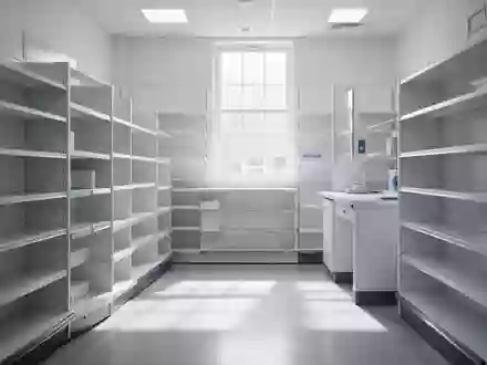 Ein minimalistischer, leerer Innenraum einer Apotheke mit weißen Regalen und klarem, klinischem Design. - Foto: über boerse-global.de
