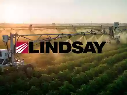 Moderne, technisierte Landwirtschaft in einem weitläufigen Feld bei Sonnenuntergang zur Symbolisierung von Wachstum. - Foto: über boerse-global.de