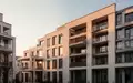 Moderne Wohnhausfassade in einer ruhigen Straße bei Sonnenuntergang. - Foto: über boerse-global.de