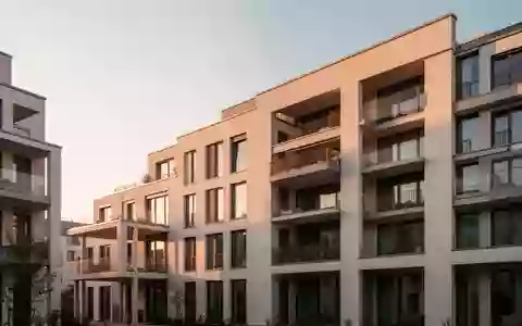 Moderne Wohnhausfassade in einer ruhigen Straße bei Sonnenuntergang. - Foto: über boerse-global.de