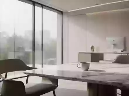 Ein minimalistischer Arbeitsbereich mit einem leeren Tisch und sanftem Tageslicht durch ein großes Fenster. - Foto: über boerse-global.de