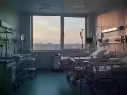 Ein ruhiges, steriles Intensivzimmer in einem Krankenhaus bei Dämmerlicht, fokussiert auf die Architektur des Raumes. - Foto: über boerse-global.de