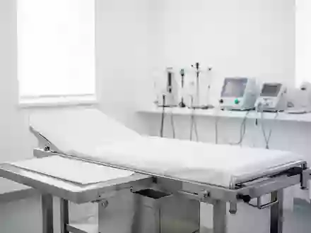 Ein heller, steriler Untersuchungsraum in einer medizinischen Klinik mit einer leeren Behandlungsliege. - Foto: über boerse-global.de
