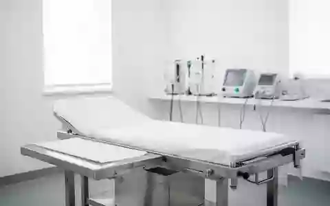 Ein heller, steriler Untersuchungsraum in einer medizinischen Klinik mit einer leeren Behandlungsliege. - Foto: über boerse-global.de