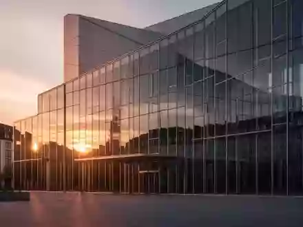 Moderne Glas- und Stahlfassade eines Regierungsgebäudes in der Abenddämmerung. - Foto: über boerse-global.de