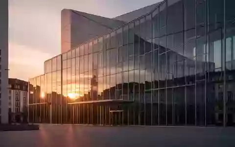 Moderne Glas- und Stahlfassade eines Regierungsgebäudes in der Abenddämmerung. - Foto: über boerse-global.de
