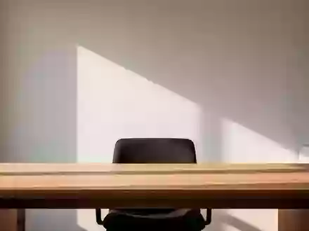Ein minimalistischer, leerer Schreibtisch mit natürlichem Lichteinfall in einem modernen Büro. - Foto: über boerse-global.de