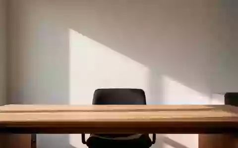Ein minimalistischer, leerer Schreibtisch mit natürlichem Lichteinfall in einem modernen Büro. - Foto: über boerse-global.de