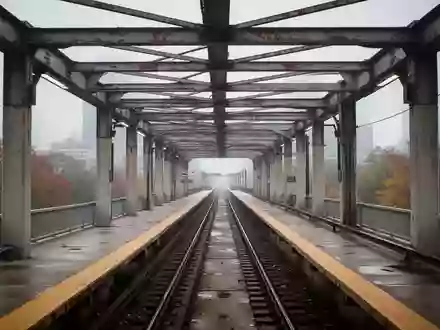 Eine leere Hochbahnstation in Chicago an einem bewölkten Tag mit Blick auf die Gleise. - Foto: über boerse-global.de