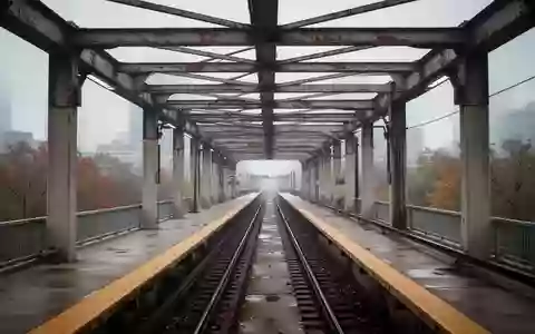 Eine leere Hochbahnstation in Chicago an einem bewölkten Tag mit Blick auf die Gleise. - Foto: über boerse-global.de