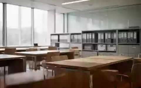 Ein schlichtes, modern eingerichtetes öffentliches Verwaltungsbüro mit leeren Schreibtischen und Aktenschränken. - Foto: über boerse-global.de