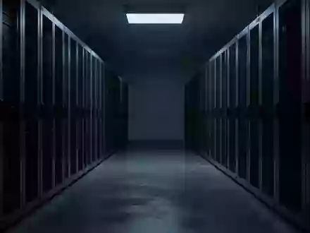 Dunkler, minimalistischer Serverraum mit leeren Serverschränken in einem Industriegebäude bei Nacht. - Foto: über boerse-global.de