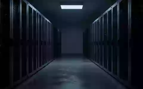 Dunkler, minimalistischer Serverraum mit leeren Serverschränken in einem Industriegebäude bei Nacht. - Foto: über boerse-global.de