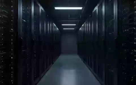 Dunkler, minimalistischer Serverraum mit metallischen Racks in kühlem blauen Licht. - Foto: über boerse-global.de