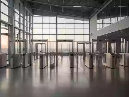 Eine leere, modern gestaltete Sicherheitskontrolle an einem Flughafen mit einfallendem Tageslicht. - Foto: über boerse-global.de