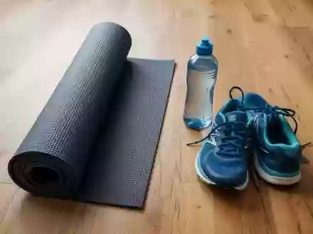 Symbolbild: Yogamatte, Trinkflasche und Laufschuhe - Foto: über boerse-global.de
