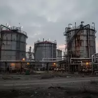 Industrielle Raffinerieanlage mit großen Stahltanks und Rohrleitungen bei Dämmerung. - Foto: über boerse-global.de