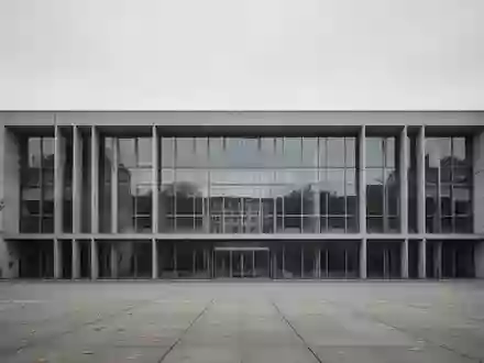 Die minimalistische, graue Fassade eines Regierungsgebäudes in Berlin unter einem bewölkten Himmel. - Foto: über boerse-global.de
