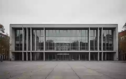 Die minimalistische, graue Fassade eines Regierungsgebäudes in Berlin unter einem bewölkten Himmel. - Foto: über boerse-global.de