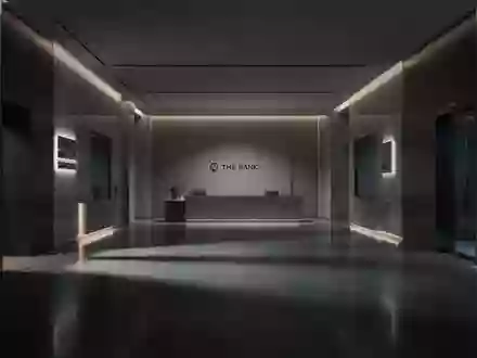 Ein schattiger, leerer Innenraum einer Bank mit polierten Steinböden und minimalistischer Architektur. - Foto: über boerse-global.de