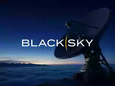 Abstraktes Bild einer Satelliten-Kommunikationsanlage bei Dämmerung als Symbol für die Luft- und Raumfahrtindustrie. - Foto: über boerse-global.de