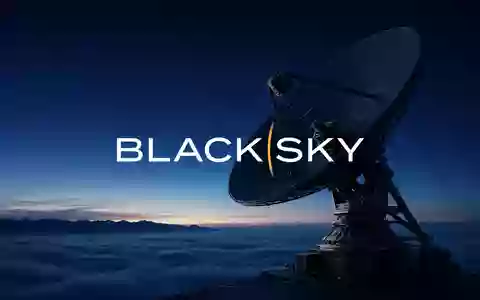 Abstraktes Bild einer Satelliten-Kommunikationsanlage bei Dämmerung als Symbol für die Luft- und Raumfahrtindustrie. - Foto: über boerse-global.de